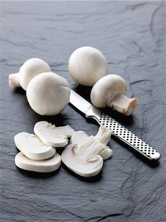 simsearch:825-06816297,k - Slicing button mushrooms Foto de stock - Direito Controlado, Número: 825-06816389