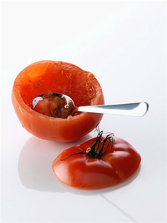 simsearch:825-06816297,k - Taking the flesh out of a tomato with a spoon Foto de stock - Direito Controlado, Número: 825-06816395