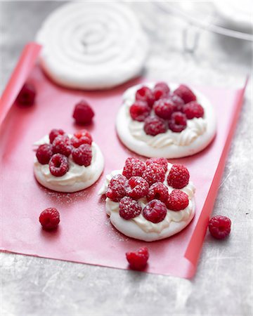 simsearch:825-06816057,k - Raspberry and meringue nests Photographie de stock - Rights-Managed, Code: 825-06816454