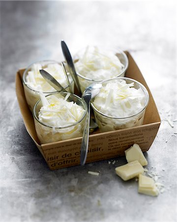 simsearch:825-06047157,k - White chocolate mousse Stockbilder - Lizenzpflichtiges, Bildnummer: 825-06816475