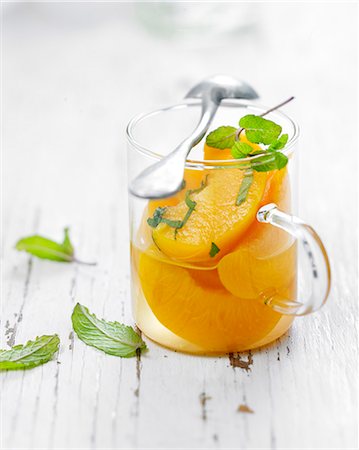 pêche (fruit) - Peaches in syrup with fresh mint Photographie de stock - Rights-Managed, Code: 825-06816519