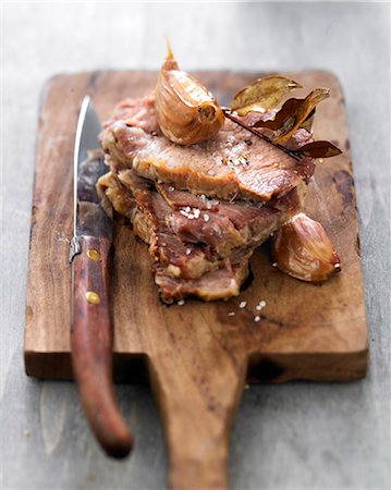 simsearch:825-03627151,k - Pork confit with garlic and bay leaves Fotografie stock - Rights-Managed, Codice: 825-06816524