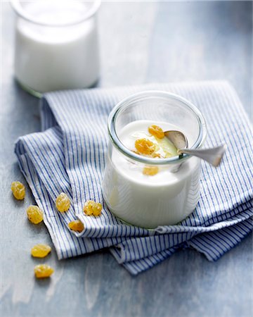 Yoghurt with honey and raisins Stock Photo - Rights-Managed, Code: 825-06816532