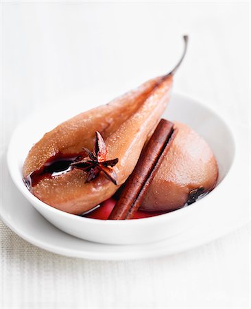 Pear poached in spicy red wine Foto de stock - Con derechos protegidos, Código: 825-06816618