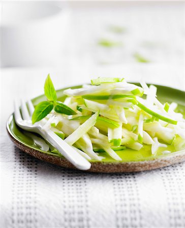 simsearch:652-06818786,k - Celery and green apple thinly chopped salad Foto de stock - Con derechos protegidos, Código: 825-06816637