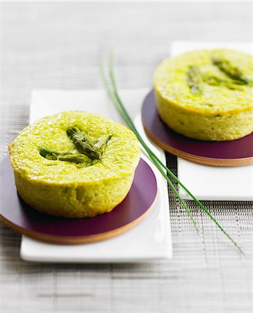 simsearch:652-07655272,k - Individual green asparagus Flan Photographie de stock - Rights-Managed, Code: 825-06816644