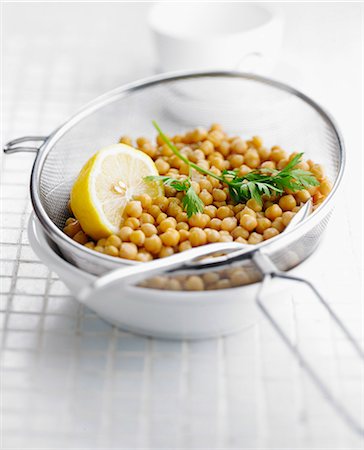 Chickpeas in a sieve Stock Photo - Rights-Managed, Code: 825-06816667