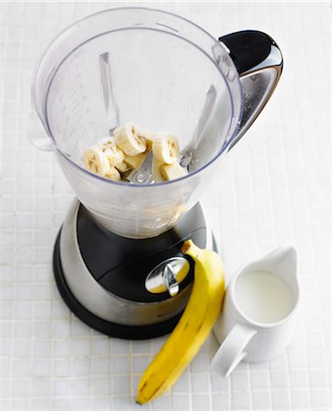 simsearch:652-03803553,k - Preparing a banana milkshake in a blender Photographie de stock - Rights-Managed, Code: 825-06816663