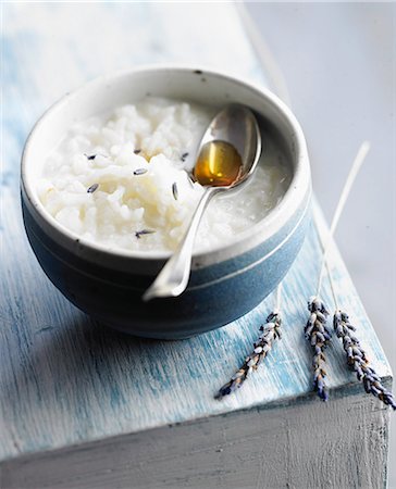 Lavander-flavored rice pudding with honey Foto de stock - Con derechos protegidos, Código: 825-06816705