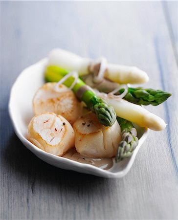 photocuisine - Scallop and green and white asparagus salad Photographie de stock - Rights-Managed, Code: 825-06816700