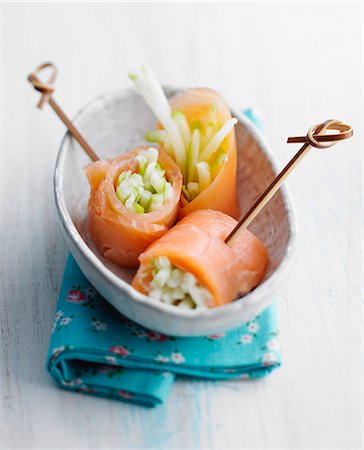 simsearch:652-07656038,k - Smoked salmon and green apple rolls Photographie de stock - Rights-Managed, Code: 825-06816703