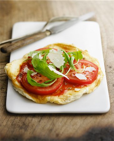 rucola - Omelette-pizza with tomatoes Foto de stock - Con derechos protegidos, Código: 825-06816715