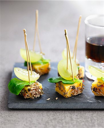 Gouda,cumin and grape appetizers Photographie de stock - Rights-Managed, Code: 825-06816719