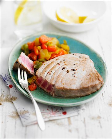 simsearch:652-03803238,k - Grilled tuna steak with vegetables Foto de stock - Con derechos protegidos, Código: 825-06816712