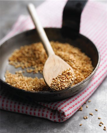 simsearch:825-06816373,k - Browning sesame seeds in a frying pan Fotografie stock - Rights-Managed, Codice: 825-06816722