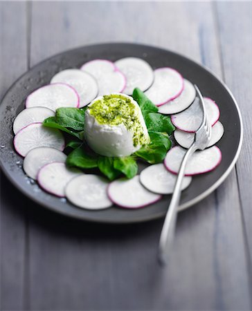 simsearch:652-05809444,k - Faisselle with pesto and black and long pink radish carpaccio Photographie de stock - Rights-Managed, Code: 825-06816741
