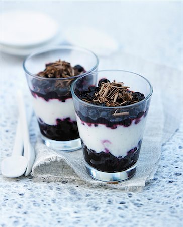 simsearch:825-07649248,k - Fromage blanc with blackcurrants and chocolate flakes Fotografie stock - Rights-Managed, Codice: 825-06816829