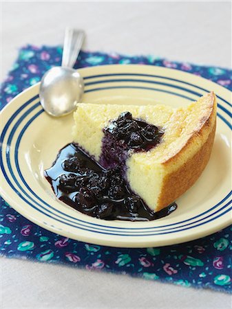 simsearch:825-06817880,k - Semolina cake with stewed blueberries Photographie de stock - Rights-Managed, Code: 825-06816854