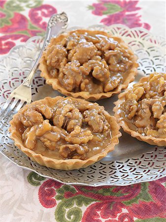 simsearch:652-07655542,k - Walnut and fudge tartlets Photographie de stock - Rights-Managed, Code: 825-06816864
