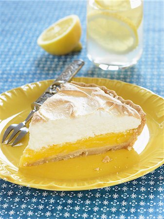 simsearch:652-05809645,k - Slice of lemon meringue pie Foto de stock - Con derechos protegidos, Código: 825-06816872