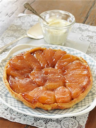 simsearch:652-05809645,k - Apple Tarte tatin Foto de stock - Con derechos protegidos, Código: 825-06816873