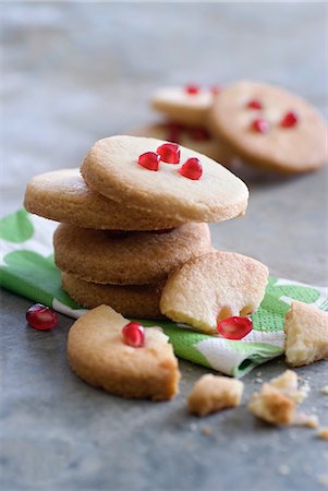 simsearch:825-06816895,k - Shortbread cookies decorated with pomegranate seeds Foto de stock - Con derechos protegidos, Código: 825-06816895