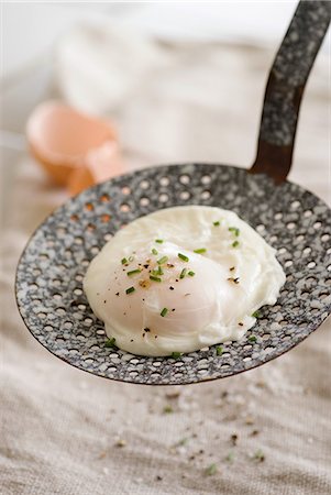 escalfado - Poached egg on a skimmer Foto de stock - Con derechos protegidos, Código: 825-06816893