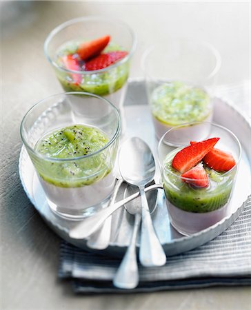 simsearch:825-07077483,k - Kiwi-strawberry mousse Verrines Photographie de stock - Rights-Managed, Code: 825-06816946