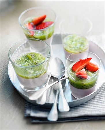 simsearch:825-05987560,k - Kiwi-strawberry mousse Verrines Stock Photo - Rights-Managed, Code: 825-06816946