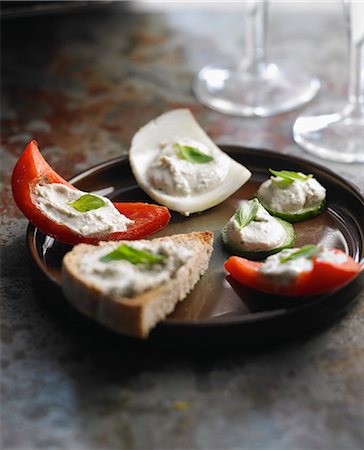 simsearch:825-07652841,k - Toasts and vegetables with artichoke cream Photographie de stock - Rights-Managed, Code: 825-06816952