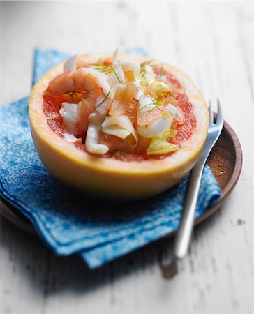 photocuisine - Chicory,shrimp and grapefruit salad ,served in half a grapefruit Foto de stock - Con derechos protegidos, Código: 825-06816970