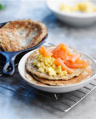 simsearch:825-06817054,k - Small galettes with smoked salmon and scrambled eggs Photographie de stock - Rights-Managed, Code: 825-06816984