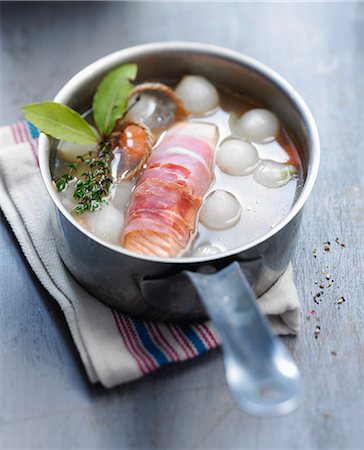 fish casserole - Salmon wrapped in bacon with lentils and small onions Photographie de stock - Rights-Managed, Code: 825-06816985