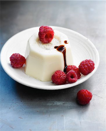 simsearch:825-06815824,k - Vanilla-flavored panna cotta with raspberries and Balsamic vinegar Stock Photo - Rights-Managed, Code: 825-06816986