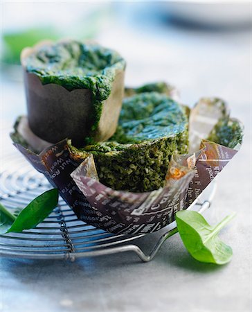simsearch:825-06815928,k - Spinach muffins with fromage frais centers Photographie de stock - Rights-Managed, Code: 825-06816992