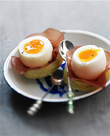 Soft-boiled eggs on artichoke bases with grisons meat Photographie de stock - Rights-Managed, Code: 825-06817022