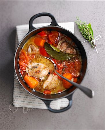 simsearch:652-05807378,k - Basque chicken in a casserole dish Stockbilder - Lizenzpflichtiges, Bildnummer: 825-06817056