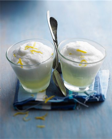 simsearch:825-06816809,k - Iced lemon mousse Photographie de stock - Rights-Managed, Code: 825-06817073