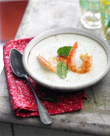 simsearch:825-06816949,k - Cucumber,green cheese and mint soup with gambas Photographie de stock - Rights-Managed, Code: 825-06817090