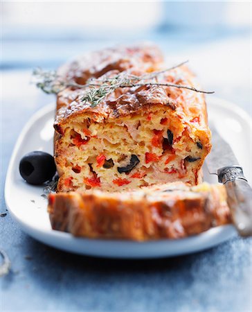 simsearch:825-06817418,k - Low-fat bacon,olive and pepper savoury cake Foto de stock - Con derechos protegidos, Código: 825-06817137