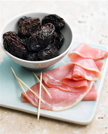 simsearch:652-06819068,k - Ingredients for prunes wrapped in bacon Photographie de stock - Rights-Managed, Code: 825-06817165