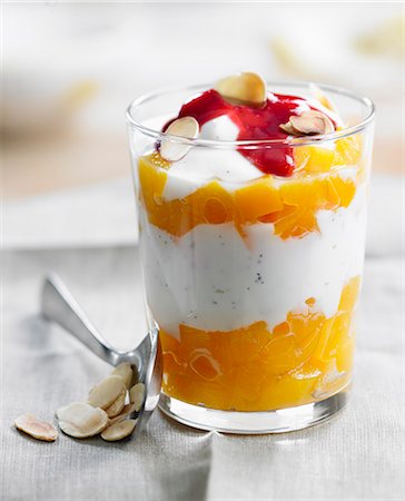 simsearch:825-06817076,k - Peach Melba-style Verrine Photographie de stock - Rights-Managed, Code: 825-06817176