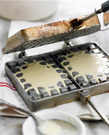 simsearch:652-06818760,k - Making waffles in a waffle iron Photographie de stock - Rights-Managed, Code: 825-06817183