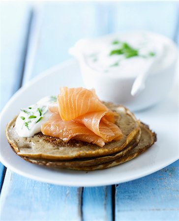 simsearch:652-03801010,k - Smoked salmon with light buckwheat blinis,cream,lemon and chive sauce Foto de stock - Con derechos protegidos, Código: 825-06817192