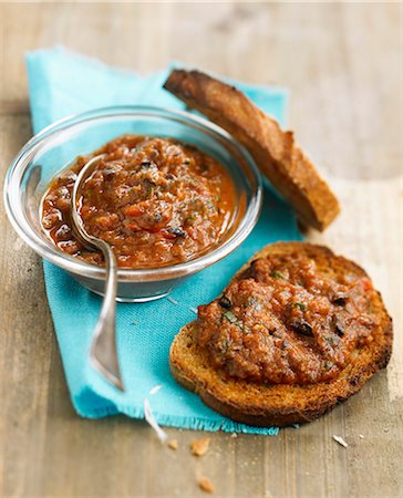 simsearch:652-05808189,k - Light tomato Tapenade on toast Photographie de stock - Rights-Managed, Code: 825-06817205