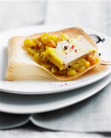 simsearch:652-03802357,k - Foie gras and apple chutney on crisp filo pastry Photographie de stock - Rights-Managed, Code: 825-06817201