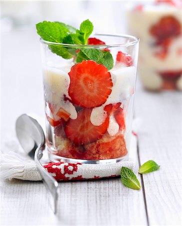 simsearch:825-07649210,k - Fraisier-style Verrine Foto de stock - Con derechos protegidos, Código: 825-06817211