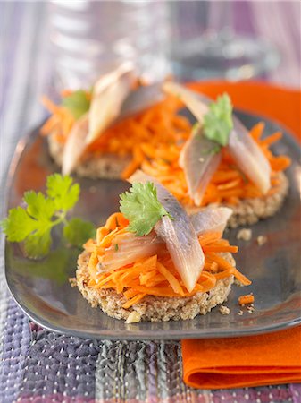 simsearch:652-05806621,k - Grated carrot and smoked herring rye bread canapés Foto de stock - Con derechos protegidos, Código: 825-06817237