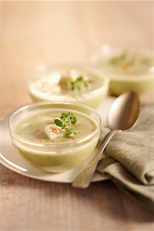 simsearch:652-03804656,k - Cream of zucchini soup with feta Foto de stock - Con derechos protegidos, Código: 825-06817232