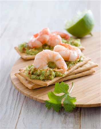 Guacamole and shrimp canapés Foto de stock - Con derechos protegidos, Código: 825-06817244